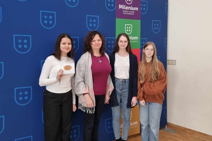 Wręczenie nagrody za zajęcie 1 miejsca podczas Dnia Języków Obcych