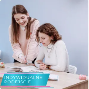 nauczyciel pomaga uczniowi w liceum