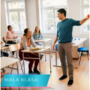 nauczyciel tłumaczy zadanie małej grupie licealistów