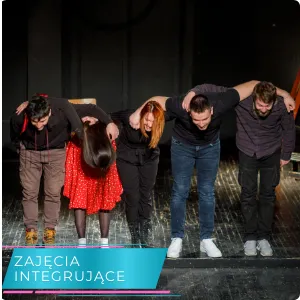 licealiści kłaniają się na scenie po spektaklu